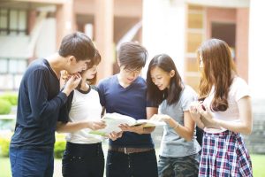 Để chọn ngành học phù hợp, bạn nên dựa trên sở thích cá nhân kết hợp với xu hướng phát triển của xã hội