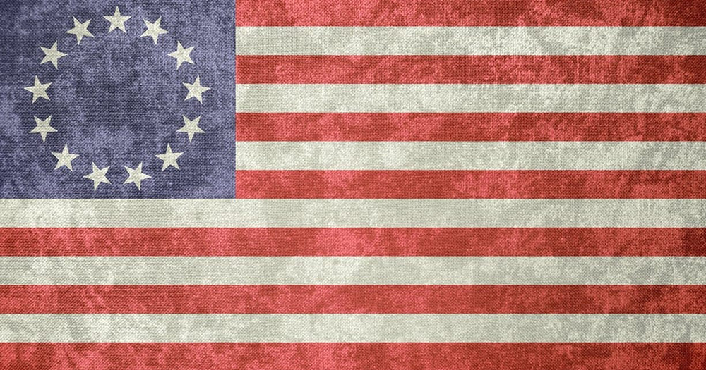Cờ quốc kỳ Mỹ: Cờ quốc kỳ Mỹ đã trở thành biểu tượng của nền dân chủ thế giới. Với những màu sắc đậm chất của ánh sáng và tự do, chiếc cờ này đã trở thành niềm tự hào của người Mỹ. Từ bãi biển đến sân vận động, từ trường học đến cơ quan chính phủ, chiếc cờ quốc kỳ Mỹ luôn là biểu tượng được người dân Mỹ tôn vinh và coi trọng.